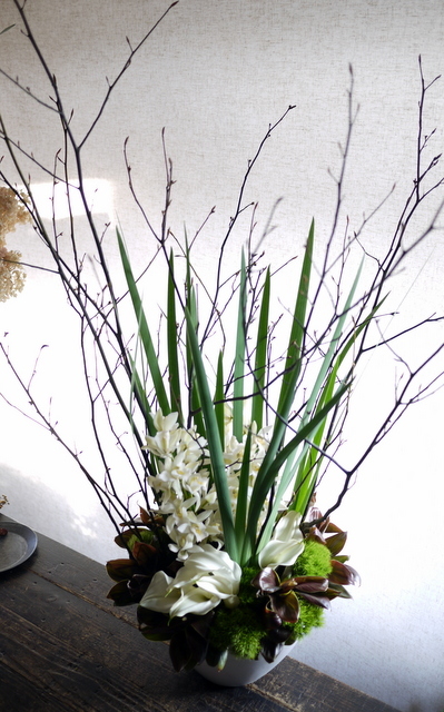 お誕生日のアレンジメント 白 グリーン系 枝もの使って 和モダン 北4西14にお届け 19 12 12 札幌 花屋 Mell Flowers