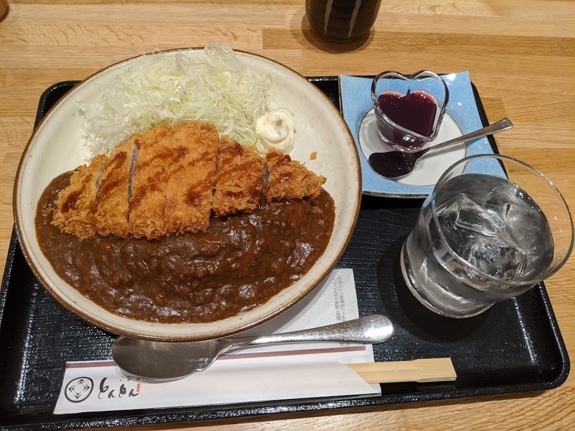 「こな雪とんとん」さんでカツカレー（恵庭市柏木町4）_f0397261_04495355.jpg