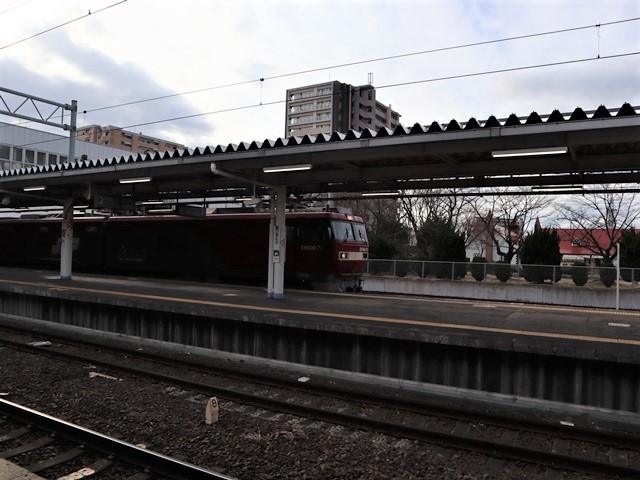 藤田八束の鉄道写真@JR名取駅からの写真を撮りました。冬の寒い中貨物列車は走ります。_d0181492_23091614.jpg