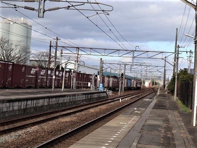 藤田八束の鉄道写真@JR名取駅からの写真を撮りました。冬の寒い中貨物列車は走ります。_d0181492_23093445.jpg