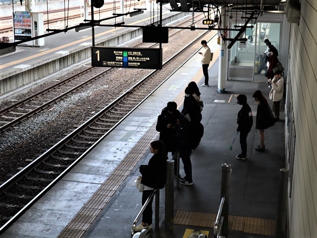 藤田八束の鉄道写真@JR名取駅からの写真を撮りました。冬の寒い中貨物列車は走ります。_d0181492_23102279.jpg