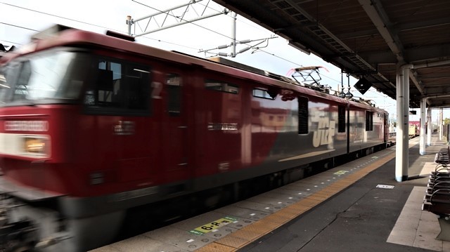 藤田八束の鉄道写真@JR名取駅からの写真を撮りました。冬の寒い中貨物列車は走ります。_d0181492_23104792.jpg
