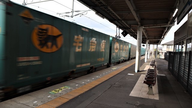 藤田八束の鉄道写真@JR名取駅からの写真を撮りました。冬の寒い中貨物列車は走ります。_d0181492_23110396.jpg