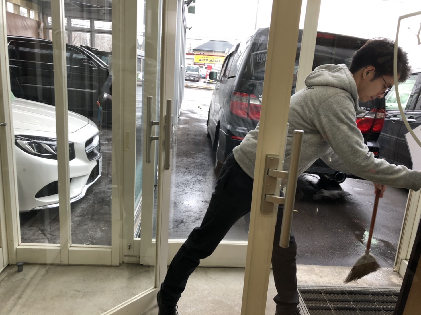 12月17日(火)本店ブログ♪ ハイエースバン 5ドアバン3.0DT スーパーGLロング 4WD_b0127002_15534240.jpg