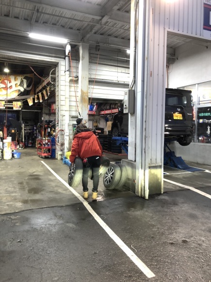 12月17日(火)本店ブログ♪ ハイエースバン 5ドアバン3.0DT スーパーGLロング 4WD_b0127002_17350701.jpg
