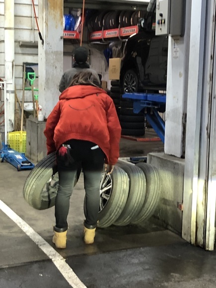 12月17日(火)本店ブログ♪ ハイエースバン 5ドアバン3.0DT スーパーGLロング 4WD_b0127002_17355667.jpg