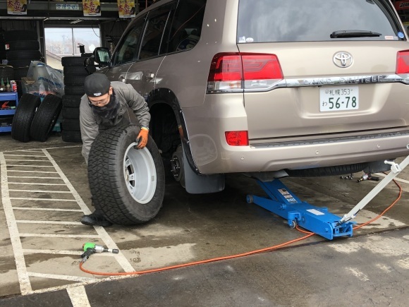 12月17日(火)本店ブログ♪ ハイエースバン 5ドアバン3.0DT スーパーGLロング 4WD_b0127002_17435974.jpg