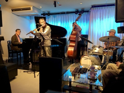 広島 ジャズライブカミン Jazzlive Comin本日12月17日のライブ_b0115606_11342297.jpeg