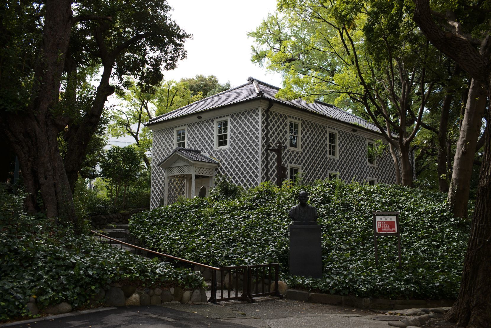 重要文化財｜慶應義塾大学 図書館旧館・三田演説館】 外観、内部の様子