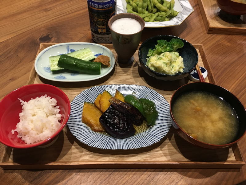 献立 かぼちゃと茄子とピーマンの焼き浸し 冷やしきゅうりに味噌 ポテトサラダにブロッコリー 枝豆 なめこのお味噌汁 ビール Kajuの 今日のお料理 簡単レシピ