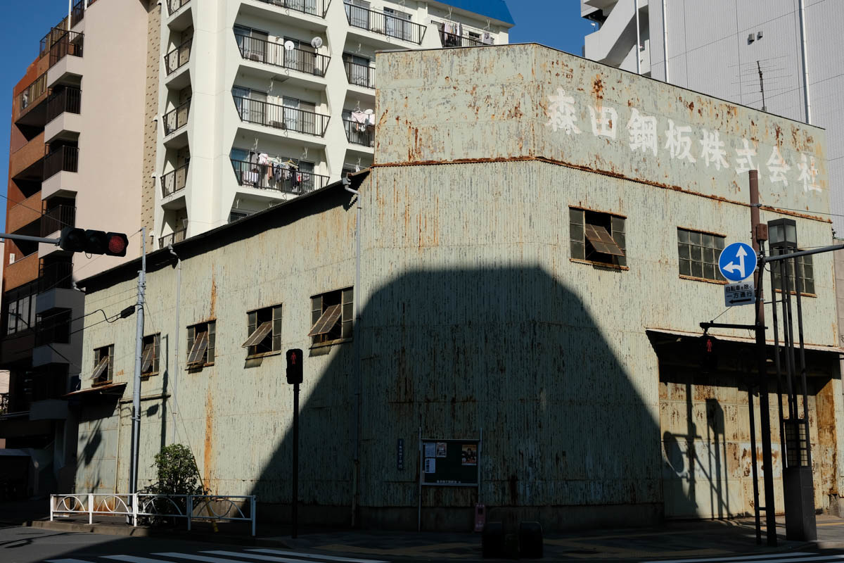 一本裏の街の顔_c0084666_15213172.jpg
