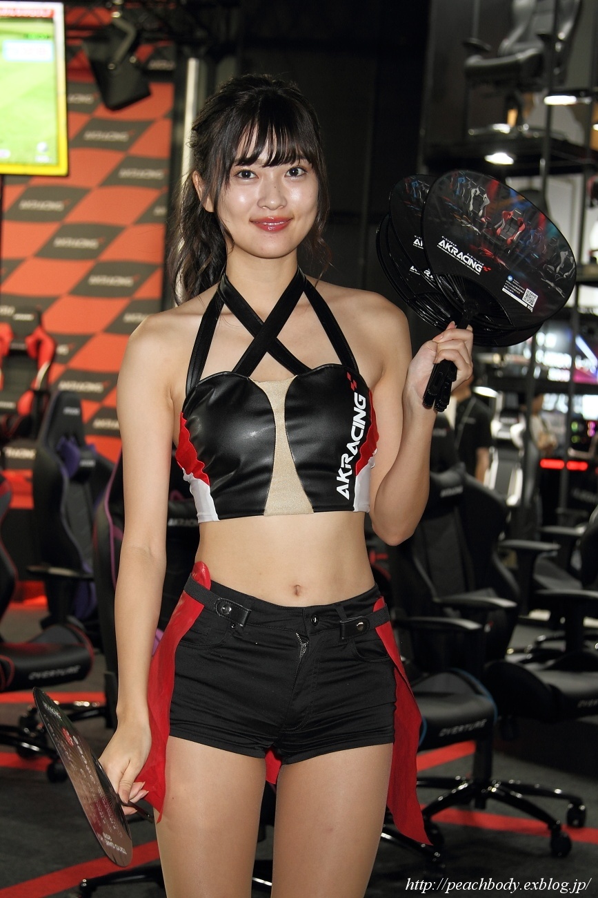 知本真以子 さん（AKRacing ブース）_c0215885_21580906.jpg