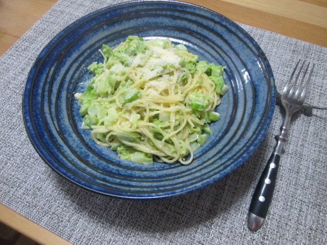 ワンポットで☆丸ごとブロッコリーのパスタ_d0361028_23065043.jpg