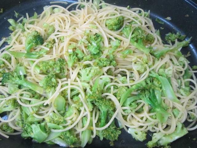 ワンポットで☆丸ごとブロッコリーのパスタ_d0361028_23220687.jpg