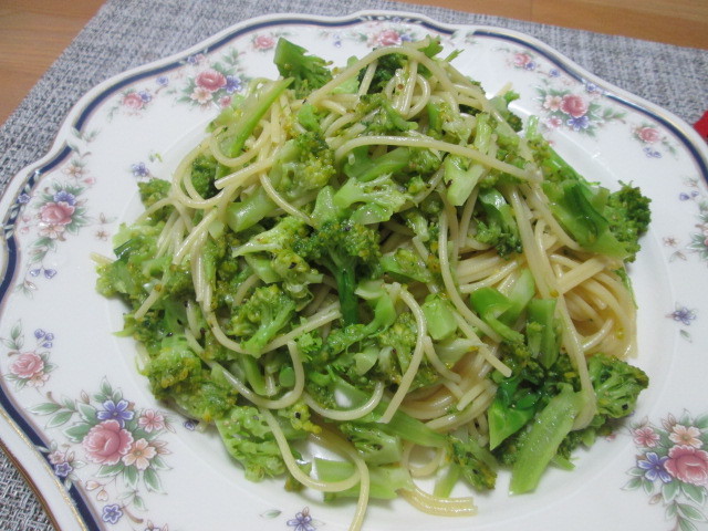 ワンポットで☆丸ごとブロッコリーのパスタ_d0361028_23262711.jpg