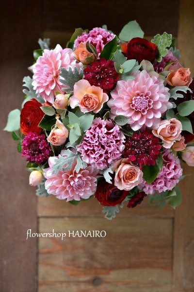 還暦のお祝いにダリア 桜貝 を使ったフラワーアレンジメント 花色 あなたの好きなお花屋さんになりたい