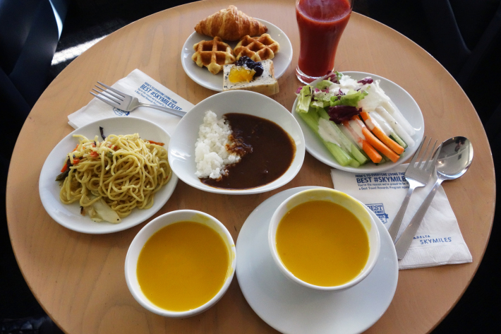 大韓航空エコノミークラスの特別機内食 KE704 成田ー仁川 KR703 仁川ー成田 ベジタリアン、シーフード、フルーツ_f0117059_23530983.jpg