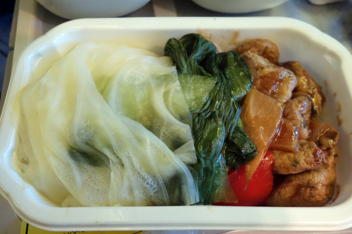 大韓航空エコノミークラスの特別機内食 KE704 成田ー仁川 KR703 仁川ー成田 ベジタリアン、シーフード、フルーツ_f0117059_23555434.jpg