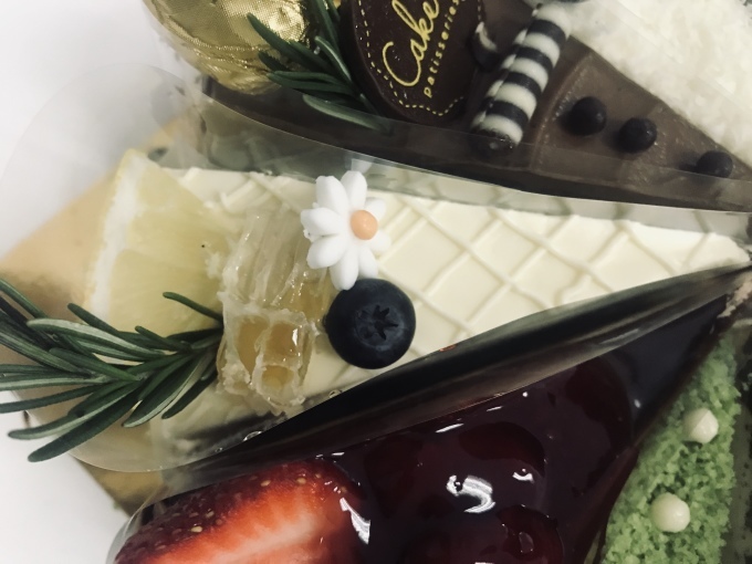クリスマスツリーにイルミネーション点灯_b0100062_16494706.jpeg