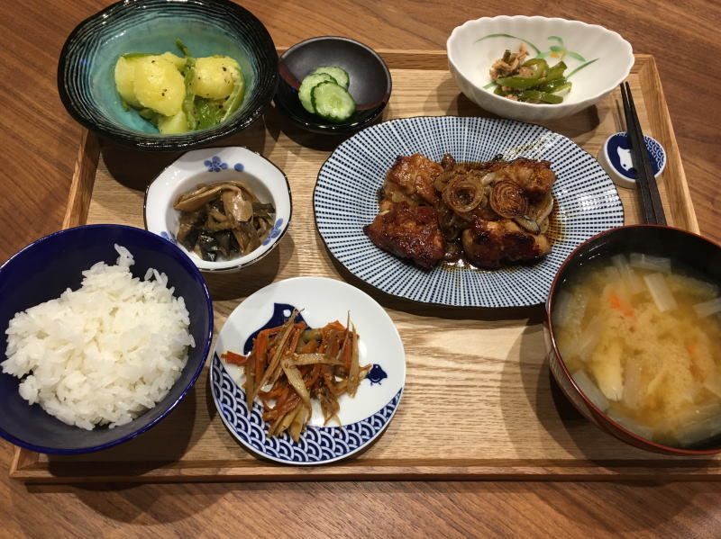 献立 鶏肉と玉ねぎの照焼き ごぼうと人参のきんぴら 茄子と舞茸のピリ辛炒め じゃがいもとピーマンのマヨバター和え ピーマンとツナのだし醤油炒め きゅうりの米麹漬物 根菜の具沢山お味噌汁 Kajuの 今日のお料理 簡単レシピ