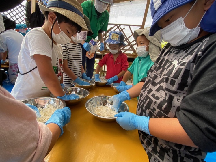 冬のほくほくキャンプ〔２日目〕手作りのスコーン、手作りのジャム、手作りのソーセージを詰めたランチボックス。みんな自分たちで作ったんだ！_d0363878_21161582.jpg