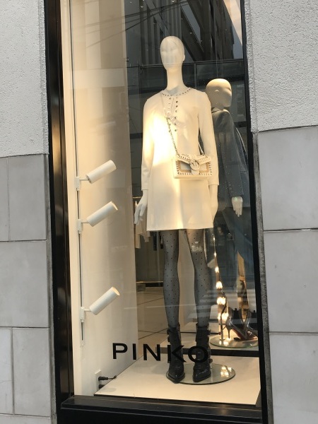 クリスマスイブの骨董通りのウインドウ_e0397389_14283637.jpeg