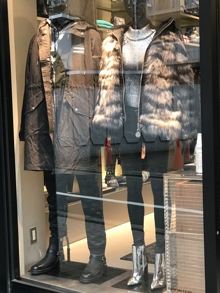 クリスマスイブの骨董通りのウインドウ_e0397389_14363127.jpeg