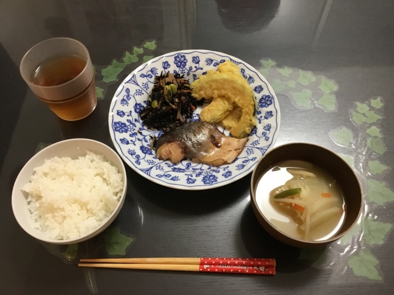 しらゆり荘 夕食 ブリの照り焼き 天ぷら ひじき 今日の献立