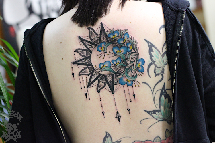 月と太陽と露草とかすみ草 彩躯術三十六房 Chamber36tattoostudio