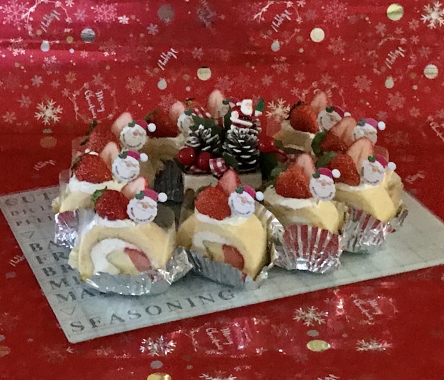 イチゴのシフォンロールdeクリスマス☆_e0141159_13462278.jpeg