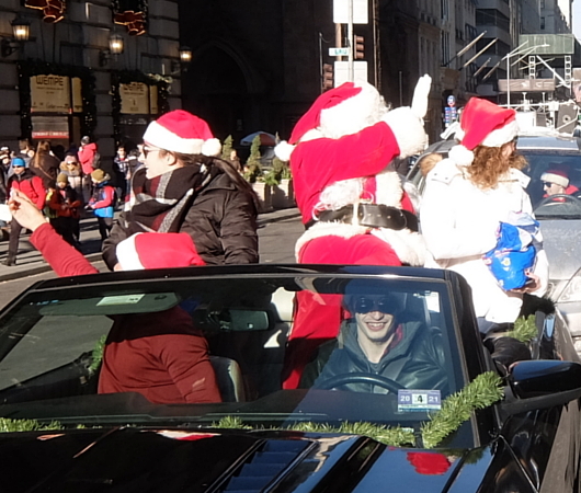 クリスマス前のニューヨーク、あちこちにサンタさん クリスマス前のニューヨーク、あちこちにサンタさん