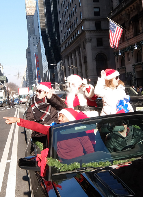 クリスマス前のニューヨーク、あちこちにサンタさん クリスマス前のニューヨーク、あちこちにサンタさん