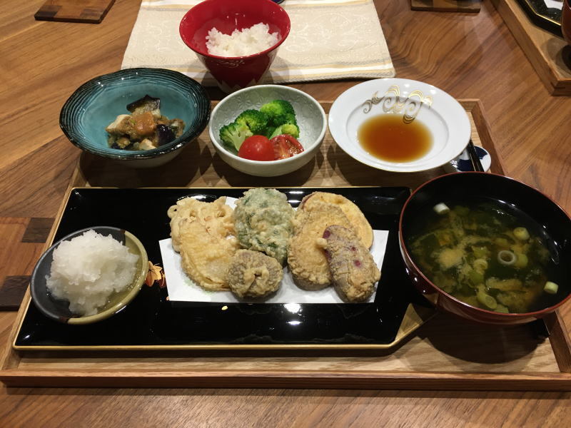 献立 野菜の天ぷら 茄子と厚揚げと長ねぎの味噌煮 ブロッコリーとトマトのサラダ わかめと長ねぎのお味噌汁 Kajuの 今日のお料理 簡単レシピ