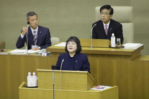 第４回定例市議会　中道浪子議員が総括質問(答弁含めて23分)に立ちました。_e0258493_14373881.jpg