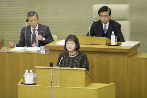 第4回定例市議会　中道浪子議員は共産党市議団を代表して、議会に上程された26議案の内4議案について反対討論をしました。_e0258493_14564734.jpg