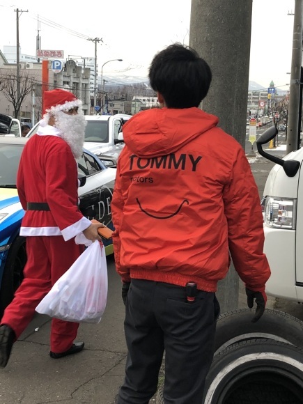 メリークリスマス(^^♪TOMMYサンタも出動!!!G社様 納車(^^)/ エスカレード、ハマー、ハイエース_b0127002_17555065.jpg
