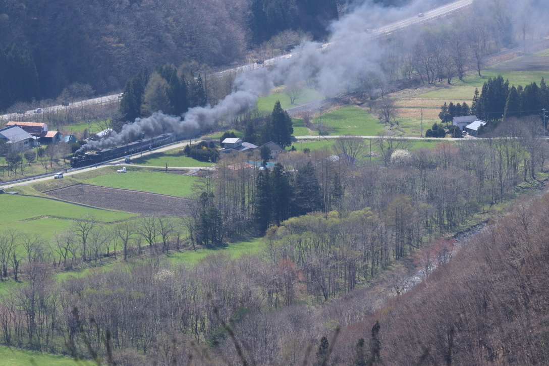 畑は新緑、山はまだ冬枯れ、汽車は黒煙もくもく - 2019年・釜石線 -_b0190710_21293840.jpg