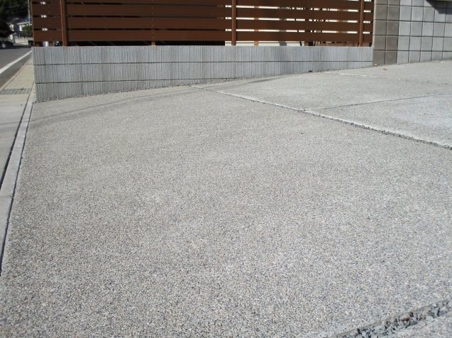 太田市で土間コンクリート洗い出し、物置工事が素敵に完成!_e0361918_13001756.jpg