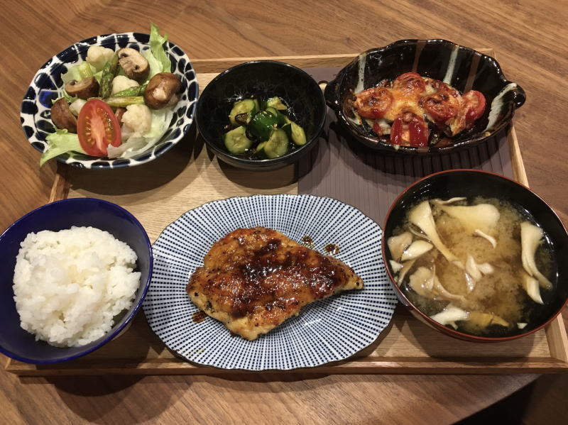 献立 鶏肉のハニーマスタードグリル 茄子とトマトのチーズ焼き きゅうりのナムル風即席漬け カリフラワーとアスパラガスとマッシュルームのグリルサラダ 舞茸のお味噌汁 Kajuの 今日のお料理 簡単レシピ