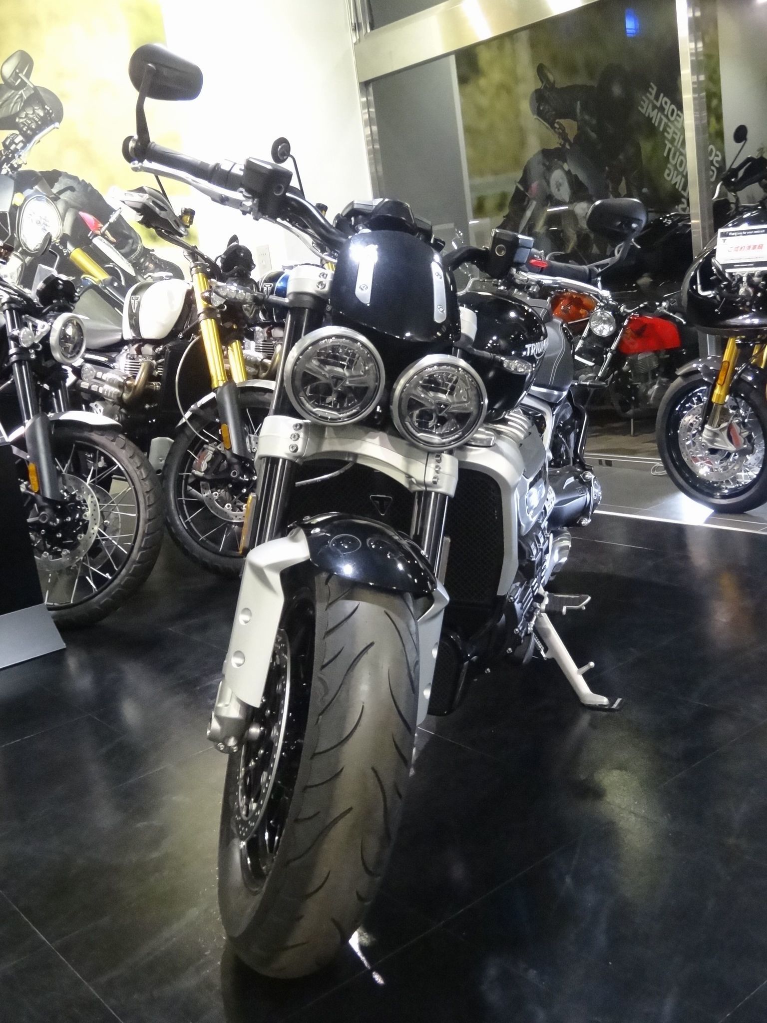 Triumph Rocket 3 R @ Triumph 横浜港北_f0004270_22282636.jpg