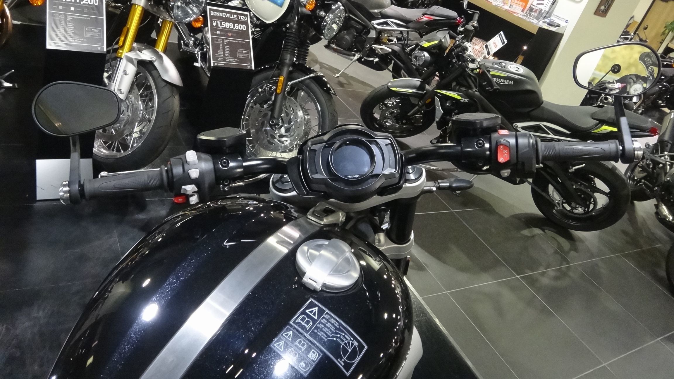 Triumph Rocket 3 R @ Triumph 横浜港北_f0004270_22330692.jpg