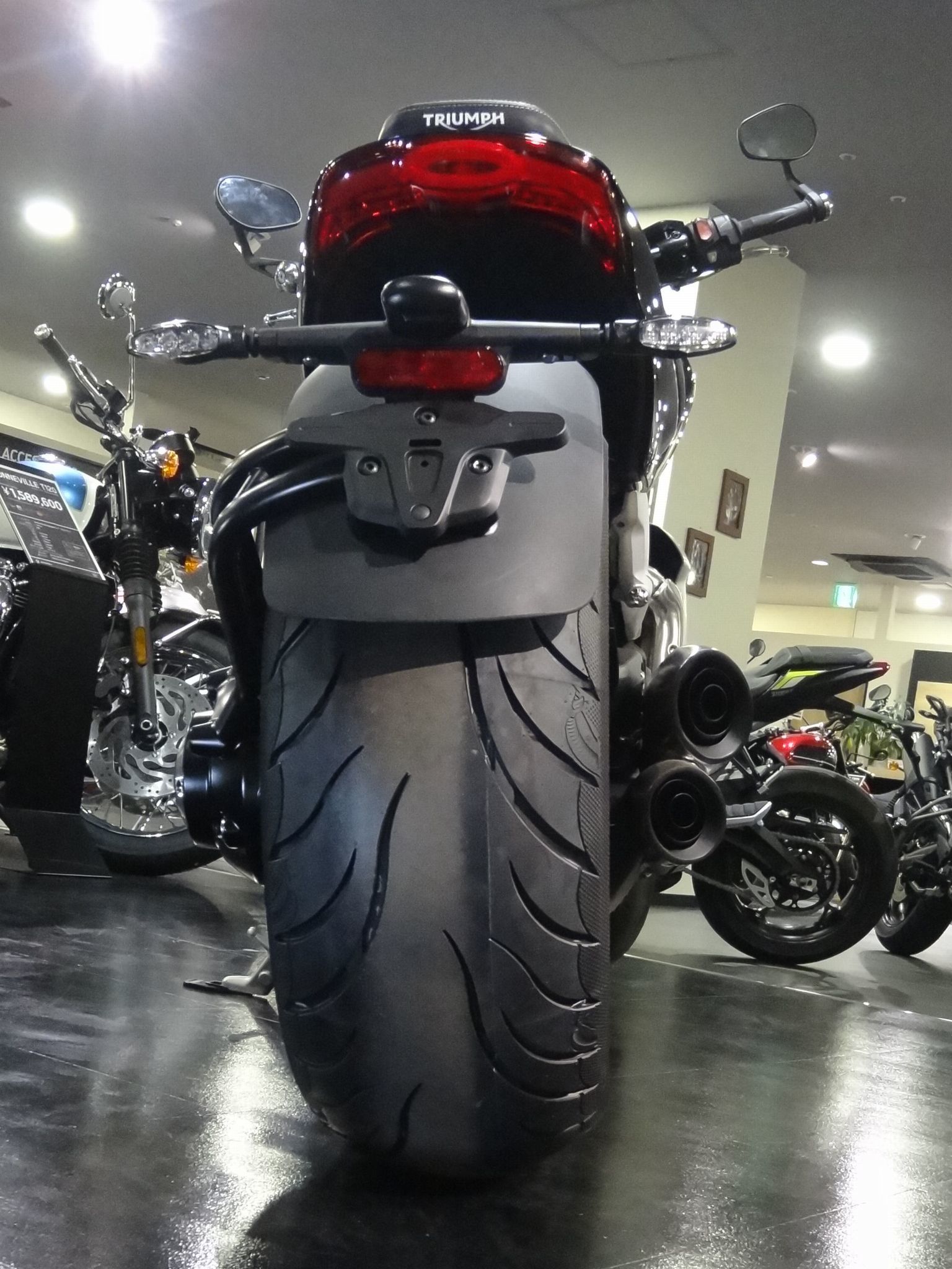 Triumph Rocket 3 R @ Triumph 横浜港北_f0004270_22370264.jpg