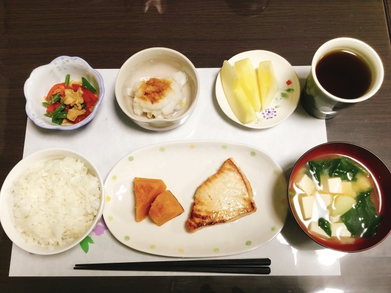 ひまわり荘 夕食 カジキの醤油漬焼き カボチャ煮 チンジャオロース 笹かま大根おろし和え りんご 味噌汁 ご飯 今日の献立