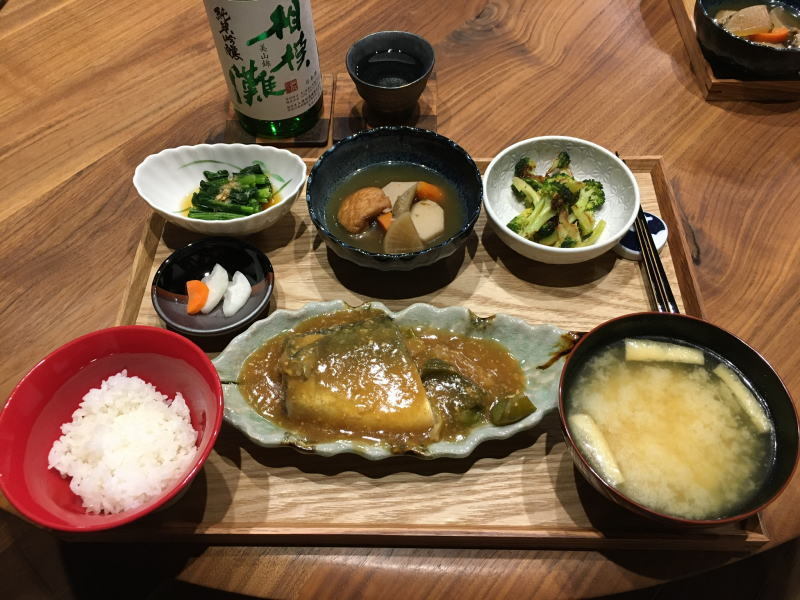 献立 鯖の味噌煮 大根と人参の米麹漬け ほうれん草のお浸し 里芋と大根の煮物 ブロッコリーのソテー 大根と油揚げのお味噌汁 日本酒 Kajuの 今日のお料理 簡単レシピ