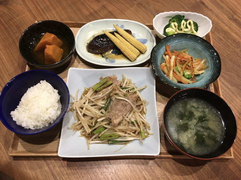 献立 豚肉ともやしとにんにくの芽炒め かぼちゃの煮物 茄子とベビーコーンのガーリック醤油グリル 茹でブロッコリー 人参とブロッコリーとちくわのバターソテー ワカメのお味噌汁 日本酒 Kajuの 今日のお料理 簡単レシピ