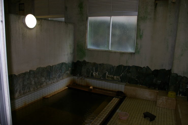 渓流にせり出すような共同湯－湯平・中央温泉_a0385880_23022886.jpg