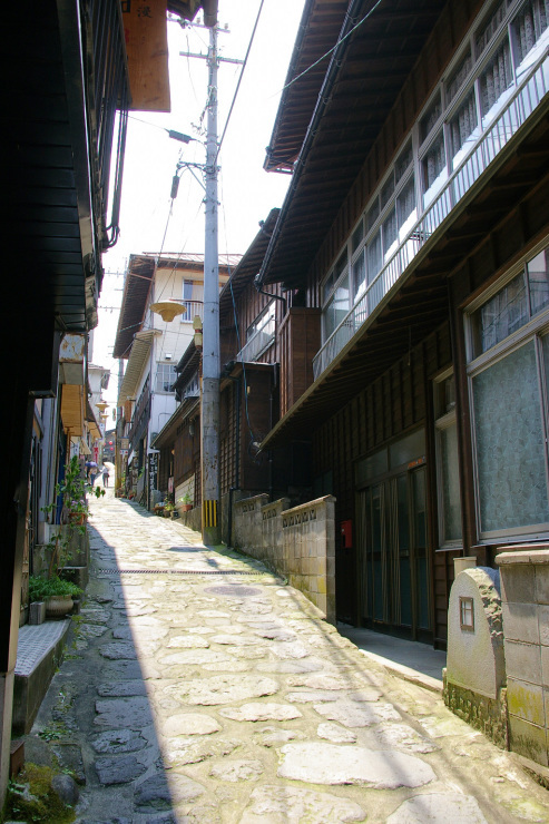 渓流にせり出すような共同湯-湯平・中央温泉_a0385880_23033983.jpg