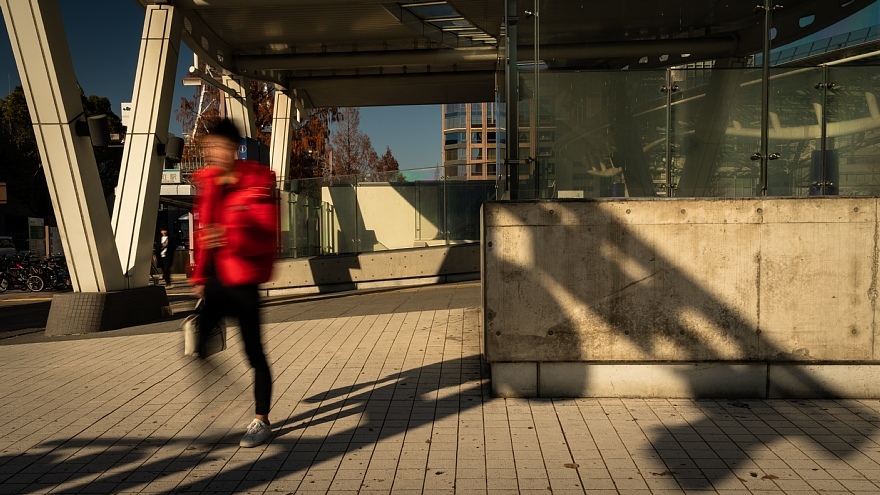 師走の光の中を急ぐ人々_d0353489_18480914.jpg