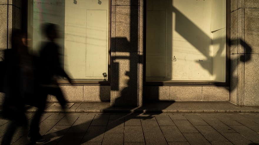 師走の光の中を急ぐ人々_d0353489_18482045.jpg