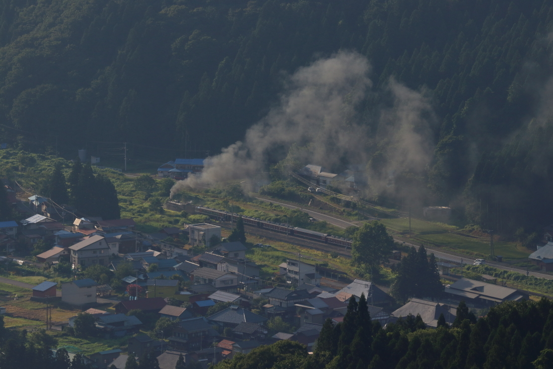 夏の夕方の光に煙が浮き上がる - 2019年・磐越西線 -_b0190710_21502948.jpg